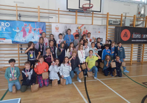 Wszyscy uczestnicy turnieju zapozowali do grupowego zdjęcia.