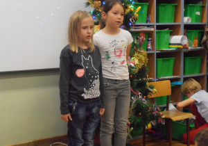 Dziewczynki recytują wiersz "Wiersz o choince".