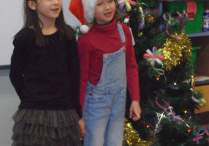 Dziewczynki śpiewają włoską kolendę "Natale puoi".
