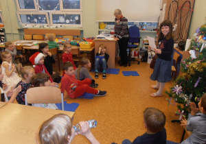 Uczennica zadaje zagadki o tematyce świątecznej.