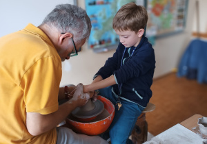 Okazuje się, że lepienie garnków nie jest takie trudne. Maksowi wychodzi to całkiem nieźle.
