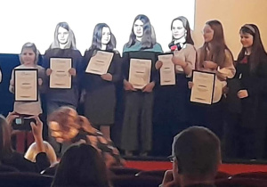 Nasze uczennice prezentują uzyskane dyplomy.
