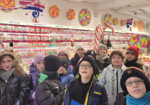 Uśmiechnięci uczniowie dotarli do Manufaktury Cukierków.