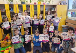 Uczniowie prezentują swoje dyplomy Małego Cukiernika.