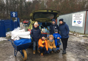 Uczniowie z nauczycielem świetlicy (jedną z koordynatorek akcji) w schronisku podczas przekazania darów.
