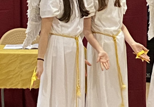 Lidia i Hania śpiewają kolendę.