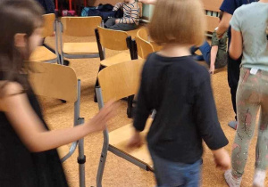Taniec z krzesełkami, komu uda się nie zagapić i w przerwie od muzyki usiąść na krzesełku.