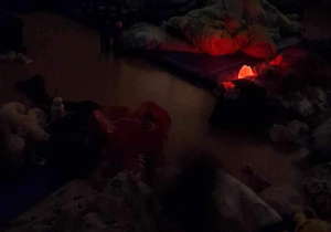 Przy zgaszonym świetle dzieci zasypiają przy ulubionych lampkach.