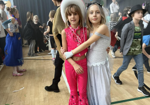 Dziewczynki w strojach karnawałowych pozują do zdjęcia.