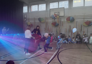 Konkurencja - wrzucanie balonów do worka.