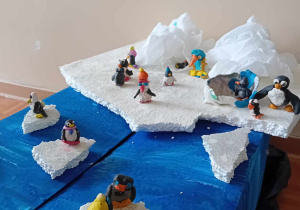 Praca plastyczno-techniczna "Nasza zaczarowana zagroda" wykonana ze styropianu i plasteliny.