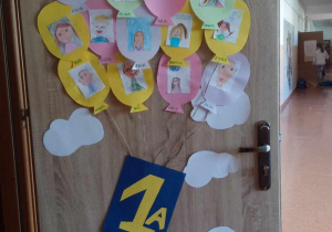 Portretowe, balonowe wejście do klasy 1a.