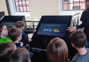 Uczniowie poznają pierwszy etap produkcji gazu. Pierwszy etap, to dostawa.