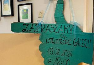 Dekoracja w kształcie dłoni wskazuje kierunek zwiedzania.