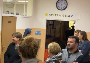 Zebrani goście oczekują na uroczyste otwarcie galerii.