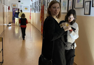 Mama Gabrysi ogląda prace i próbuje wybuchowego napoju.