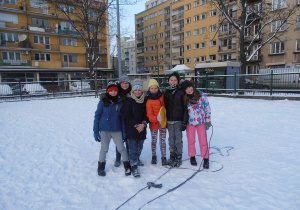 Uśmiechy na buziach - śnieg daje frajdę każdemu dziecku.