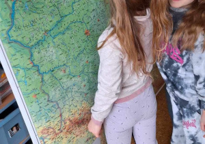 Uczniowie wskazują na mapie koniec rzeki.