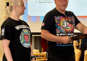 Współorganizator Pan Jurek Owsiak i Pani prowadząca szkolenie opowiadają o konieczności przeprowadzania tego typu szkoleń.