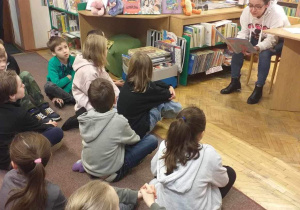 Pani Biblioterka czyta dzieiciom książkę.