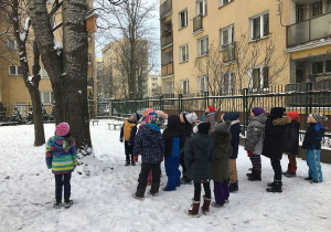 Dzieci patrzą, jak wygląda domek dla ptaków, który służy im do schronienia.