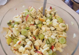 Słatka owocowa z bananów, jabłek i kiwi.