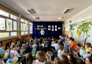 Pan Kuba, prowadzący "Mam Talent", zapowiada przed publicznością pierwszych uczestników pokazu.