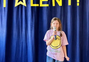 Ewa prezentuje talent wokalny wykonując piosenkę.