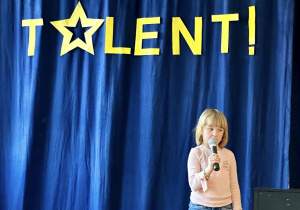 Lilijana prezentuje talent wokalny wykonując piosenkę.