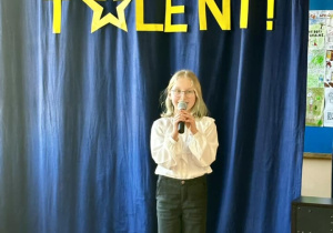 Uczennica prezentuje talent wokalny.