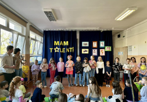 Zwycięzcy "Mam Talent" pozują do grupowego zdjęcia.