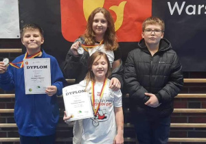 Karol, Kasia i Adam, po zakończonym turnieju, pozują do wspólnego zdjęcia.