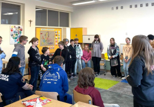 Uczniowie stoją w kółku i odgrywają scenki dramowe - uczą się jak ze sobą rozmawiać bez przemocy.