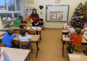 Nauczycielka przedstawia kolejność wykonywania zadań przy pracy plastyczno-technicznej.