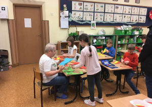 Uczniowie razem z zaproszonymi gośćmi wykonują kolejne zadania.