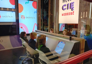 uczniowie szukają fejkowych zdjęć.