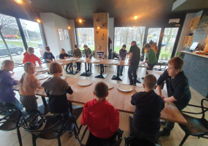 Dzieci wyrabiają ciasto do pizzy.