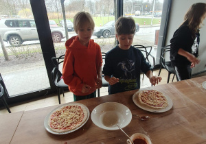 Pizze Leona i Franka są już gotowe do pieczenia.