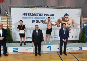Karol, po dekoracji medalami i wręczeniu dyplomów stoi na podium, na drugim miejscu.