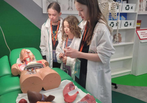Kaja, Zosia i Hania na bloku operacyjnym prowadzają swoją pierwszą operację.