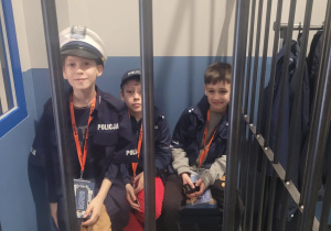 Julek, Kacper i Maksym w rolach policjantów czekają na swoja pierwszą służbę.
