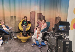 Uczniowie biorą udział w śniadaniowym programie telewizyjnym.