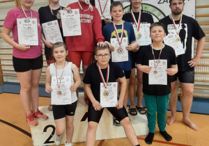 Wszyscy zawodnicy po dekoracji medalami i wręczeniu dyplomów.