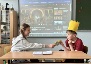 Dorota, w roli dziennikarki, przeprowadza wywiad z królem Stanisławem Augustem Poniatowskim, w rolę którego wcielił się Dominik.