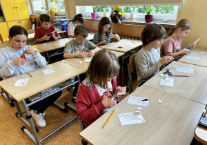 Uczniowie, po wyborze wzorów witrazy, usiedli w ławkach i z zapałem zabrali się do pracy.
