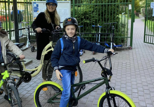 Szymon do szkoły przyjechał na rowerze pamietając o kasku.