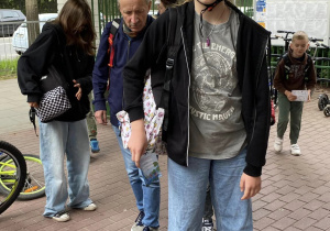 Dorota kolejny rok aktywnie wspiera Kampanię Rowerowego Maja - do szkoły przyjechała na rolkach.