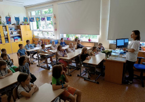 Wolontariusz ze Schroniska dla Bezdomnych Zwierząt w Celestynowie, Pani Kasia, przedstawia uczniom informacje na temat swojej pracy na rzecz zwierząt.