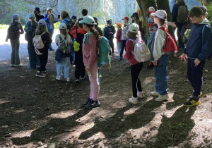 Uczniowie zwiedzają Ojcowski Park Narodowy.