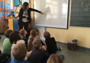 Pani Kasia pokazuje slajdy ze zdjęciami.